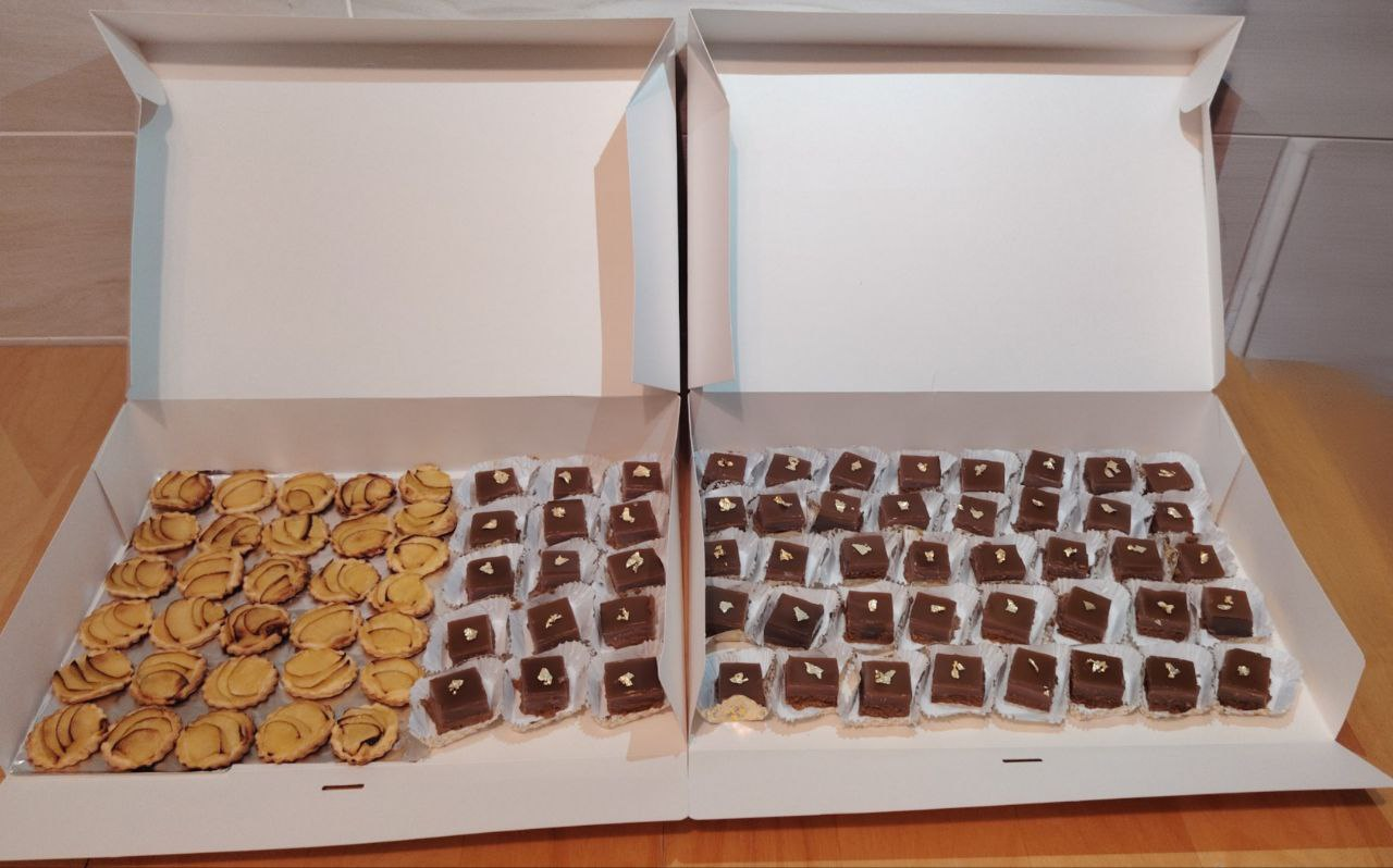 Commande sucrée - Palmiers dorés et petits fours au chocolat dans des boîtes élégantes