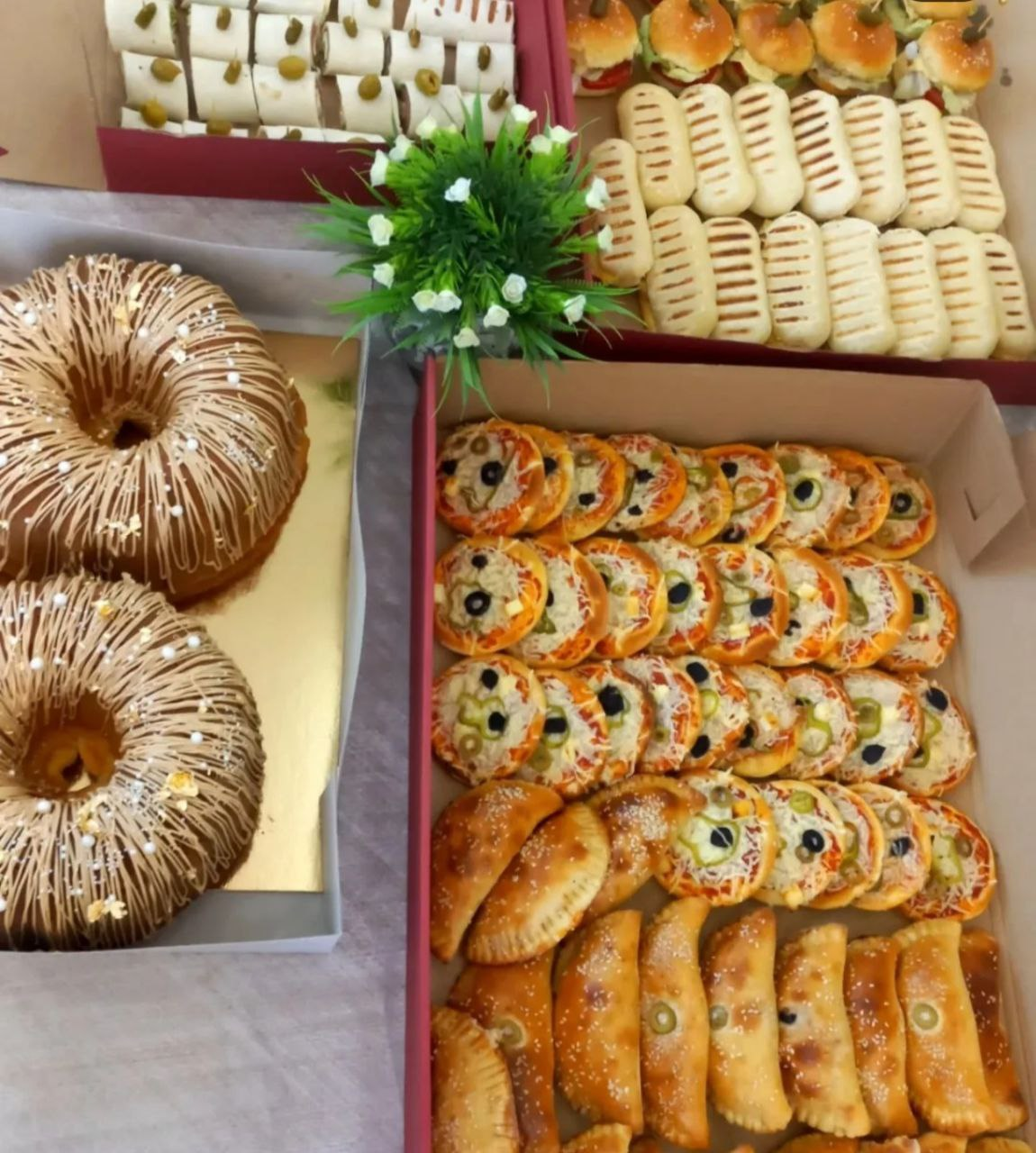 Assortiment salé - Mini pizzas, sandwichs et pâtisseries